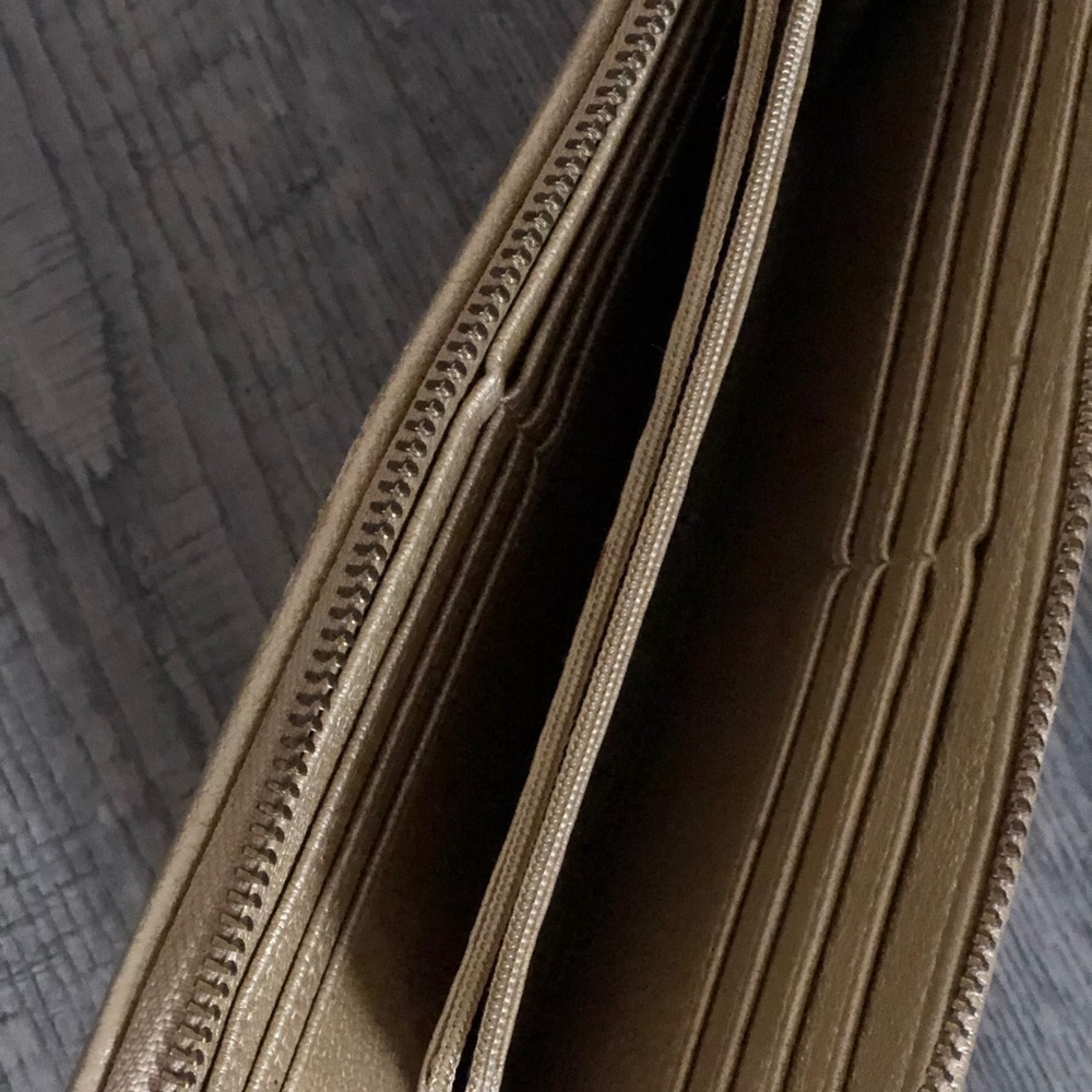 Ivanka Trump - Wallet - Picture 2 of 2
